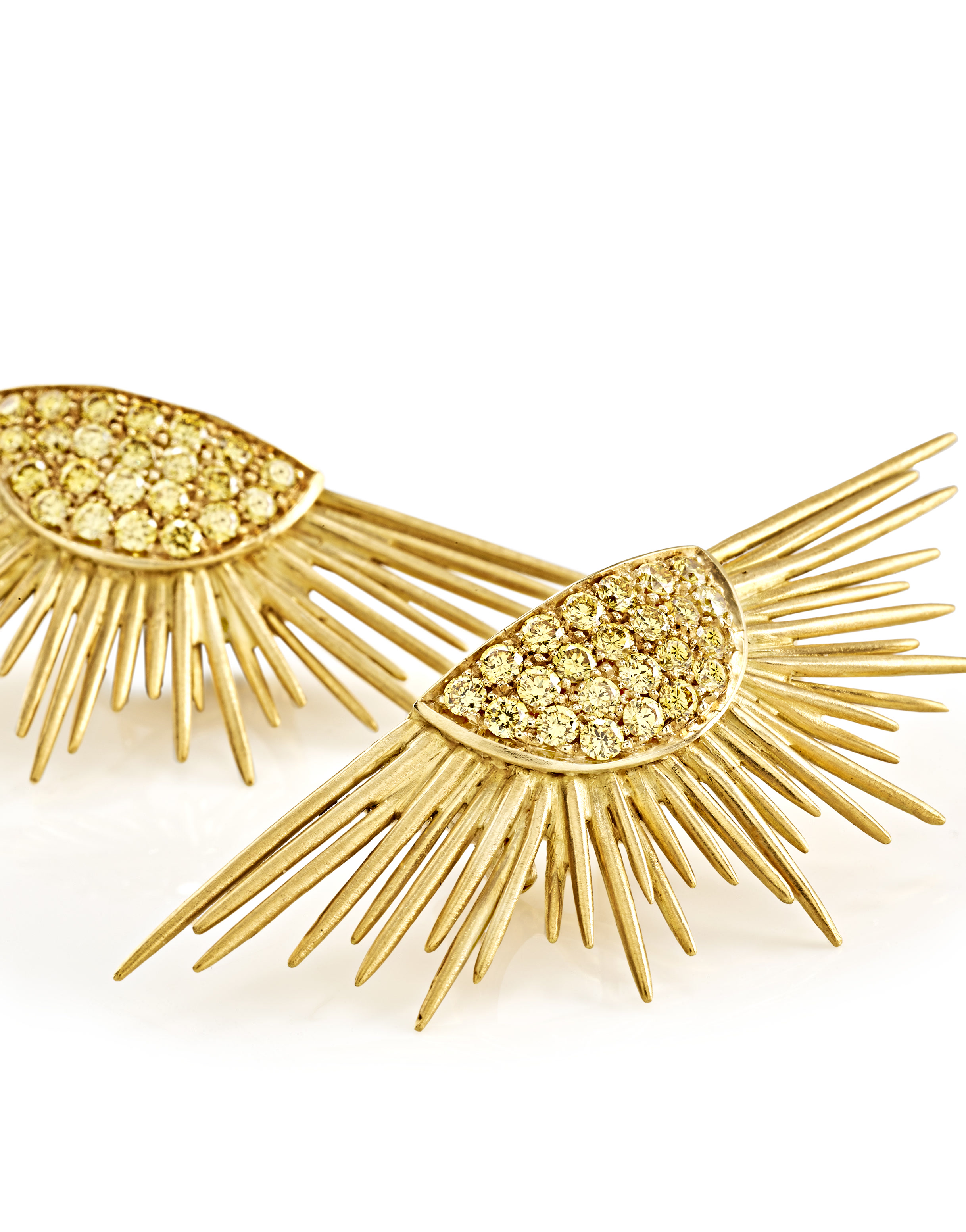 Orecchini dorati a raggi di sole Antoine Rivelazione con pavé di diamanti gialli, ispirati al calore e all'energia della luce solare