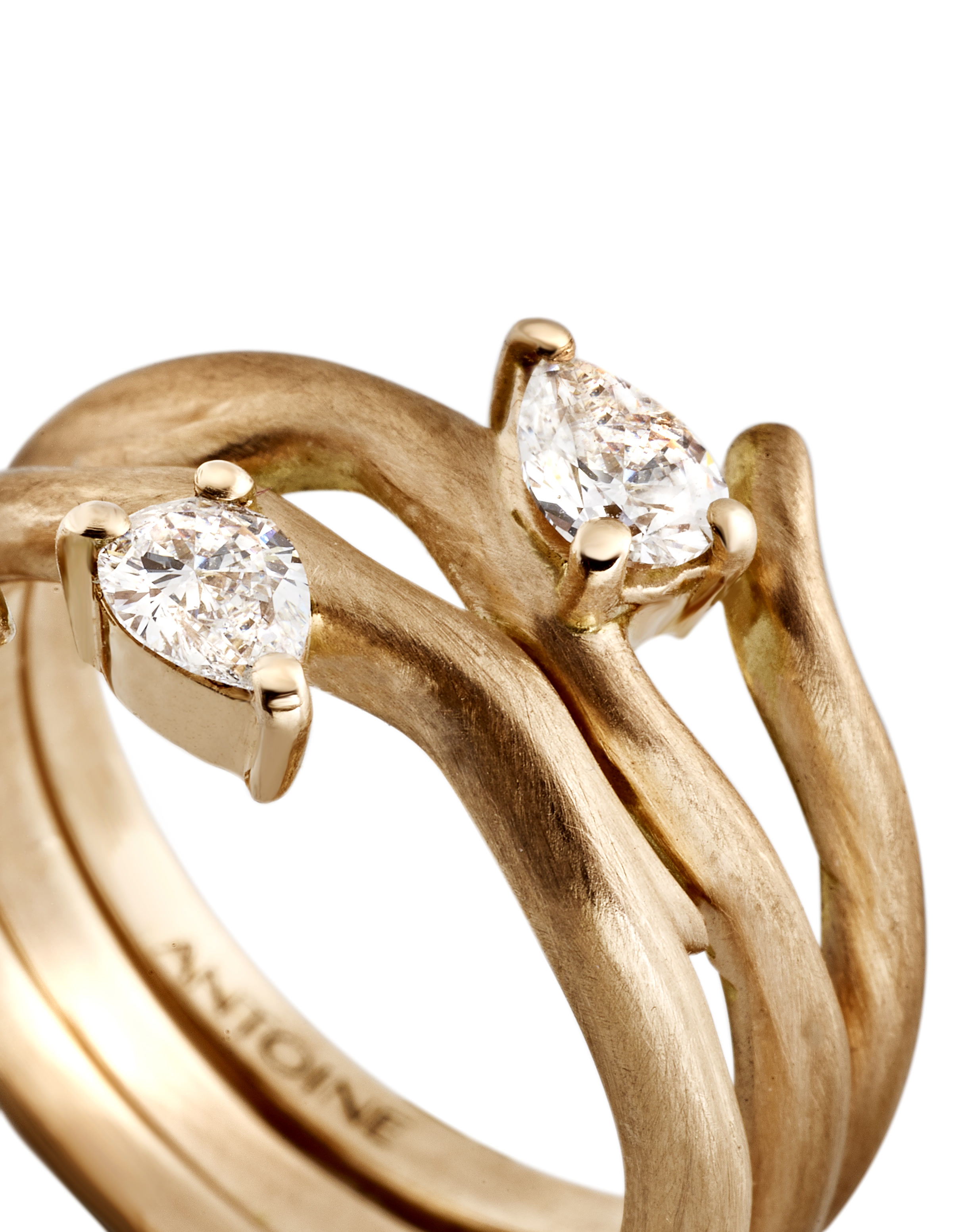 Anelli in oro rosa Antoine Rinascimento con diamanti taglio a goccia su montatura organica ispirata ai rami