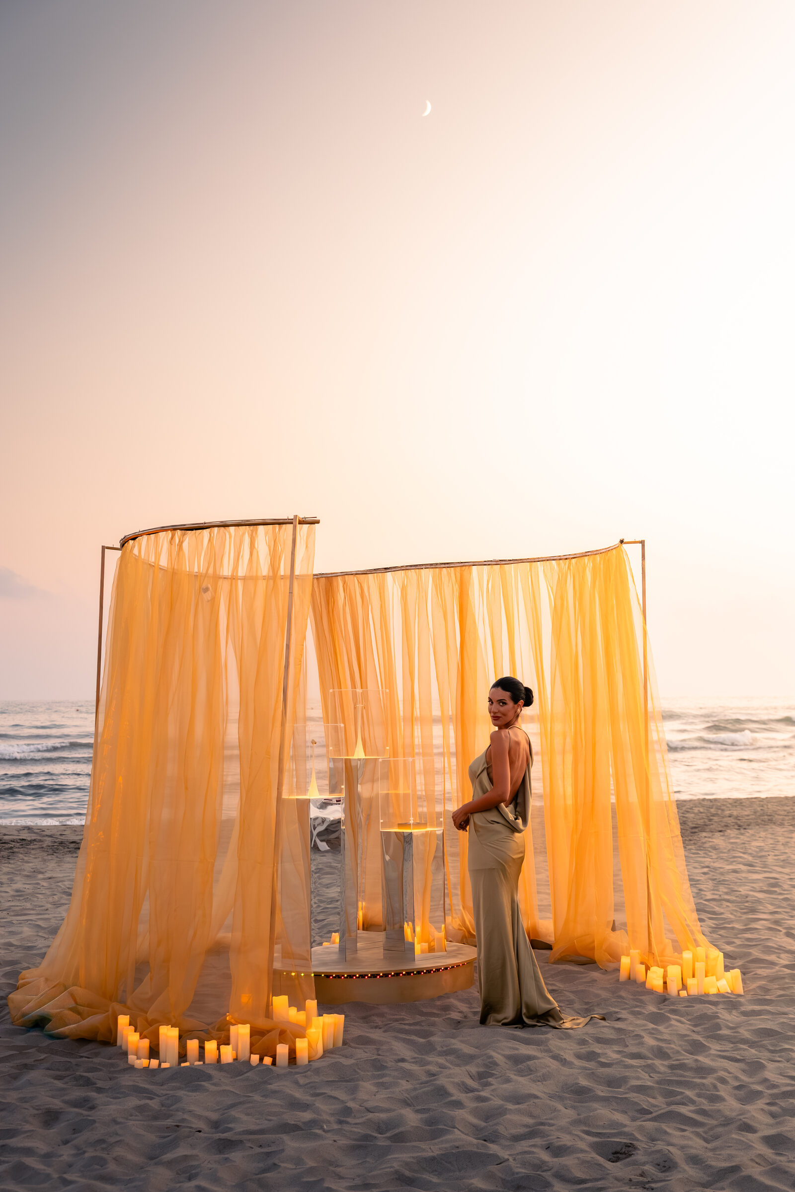 Un’ospite tra i padiglioni sulla spiaggia al tramonto