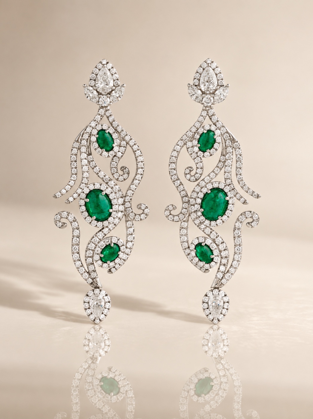 Rinascimento earrings in white gold with cabochon emeralds and diamonds